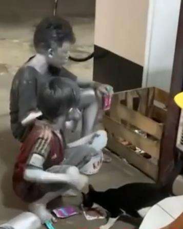 Cara memberi makan kucing pun dengan penuh kasih sayang.