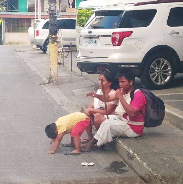 Entah sampai kapan bocah ini harus jadi 'mata' bagi kedua orangtuanya yang buta.