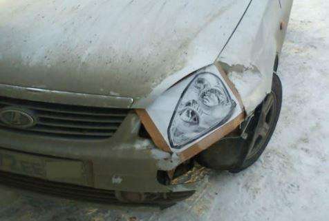 Kaca pecah, cuma ditempel gambar lampu.