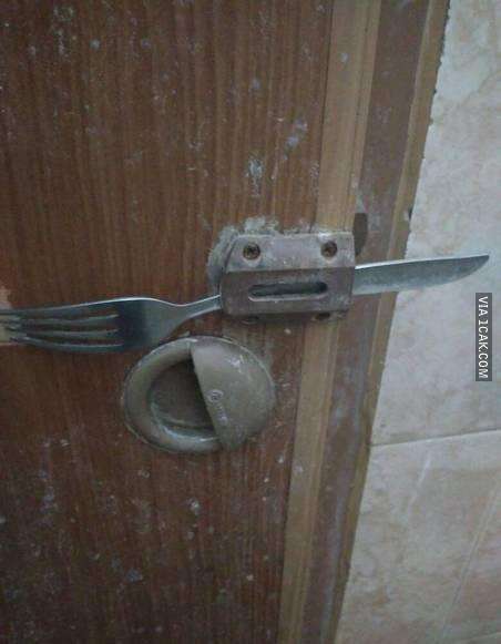 Ganjal pintu pakai garpu?