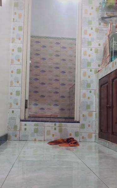 Aneh, keset depan toilet selalu berantakan meski tidak ada yang pakai.