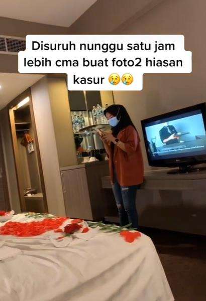 Satu jam lebih cuma foto-foto hiasan di kasur.