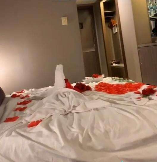 Tempat tidur untuk bulan madu sudah dihias dengan indahnya.