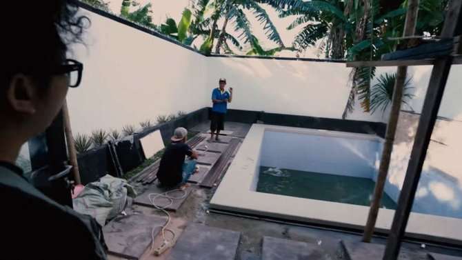 Kolam renang rumah Adipati Dolken