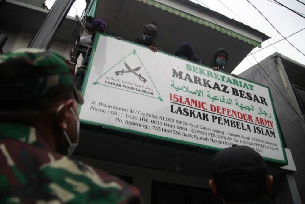 Atribut FPI di Petamburan dicopot