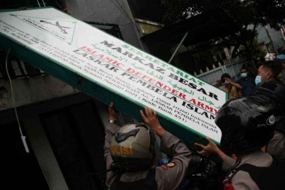 Atribut FPI di Petamburan dicopot