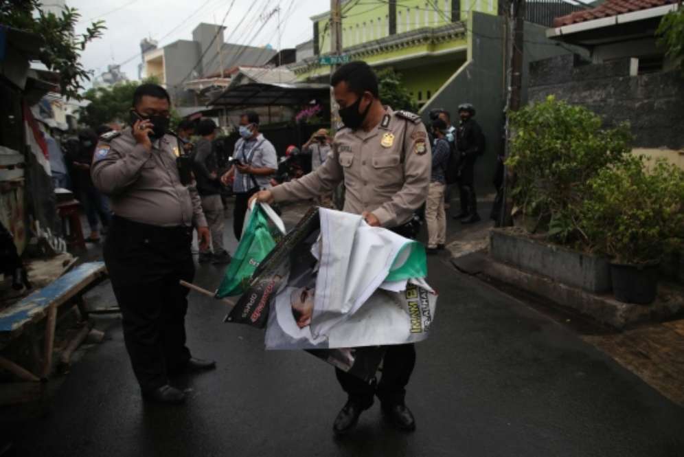 Atribut FPI di Petamburan dicopot