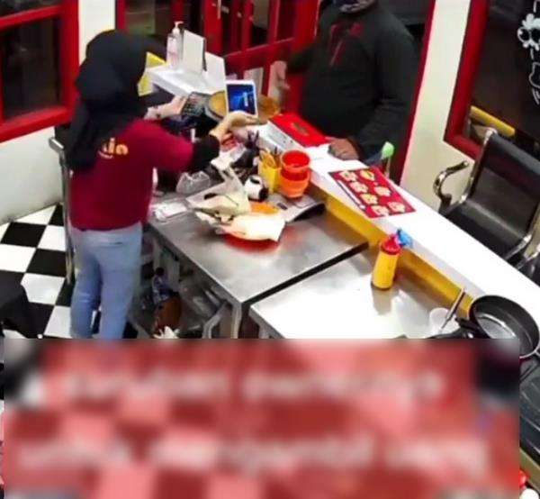 Dia juga disuruh menyerahkan HP dan Tablet milik restoran.