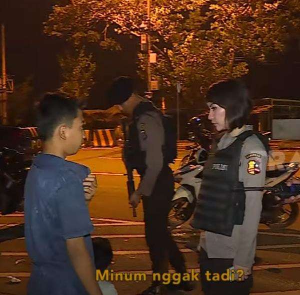 Bocah ABG salah tingkah berhadapan dengan polwan cantik.