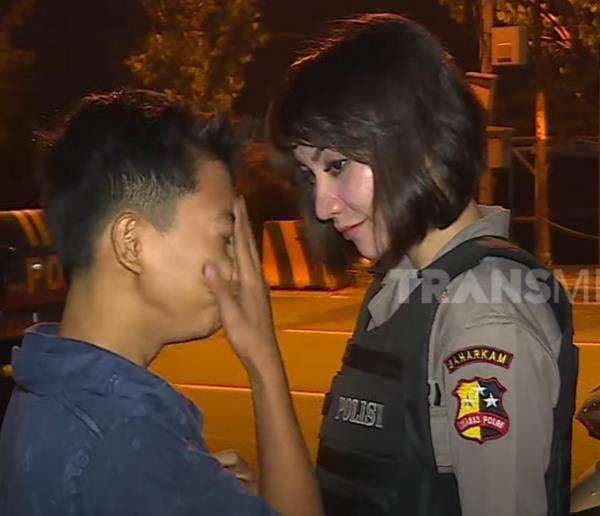 Bocah ABG auto malu dapat pertanyaan dari polwan cantik.