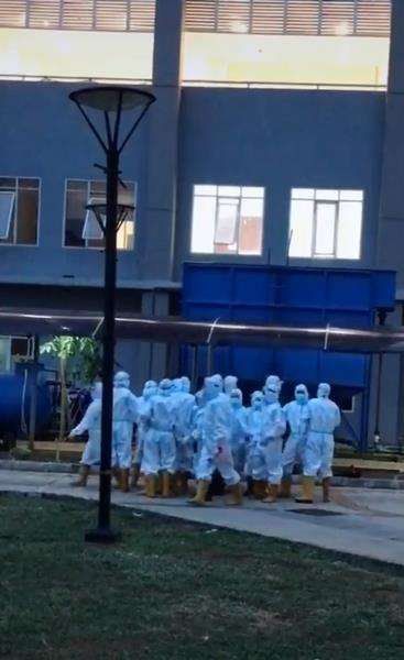 Petugas di RSD Wisma Atlet berdoa bersama sebelum bekerja.