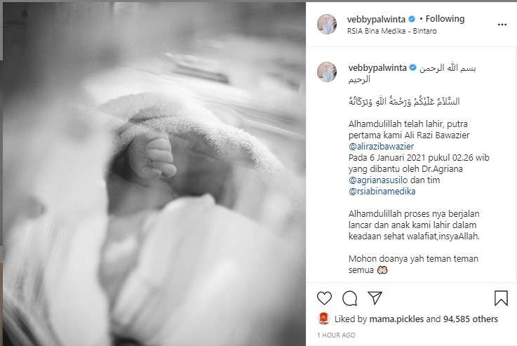 Vebby Palwinta melahirkan anak laki-laki