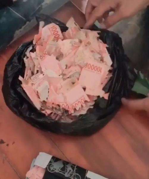 Akibat menabung uang di bawah kasur selama 3 tahun.