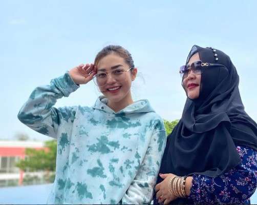 Chacha Sherly bersama ibundanya