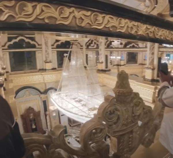 Lampu hias di ruang makan berbentuk kapal pinisi.