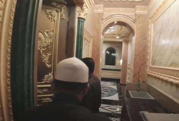 Dapur dan toilet pribadi di setiap kamar.