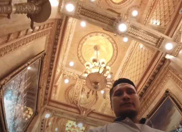 99 kamar berlapis emas.