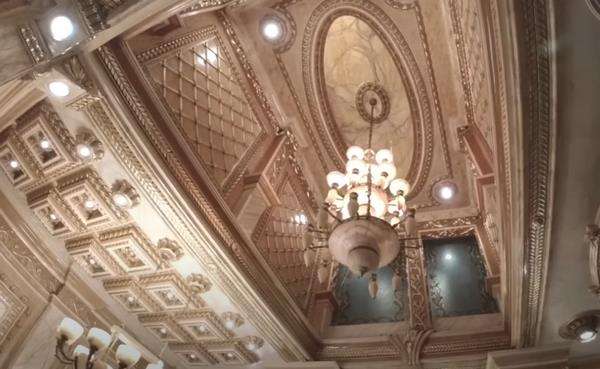 Hampir setiap sudut rumah berlapis emas.