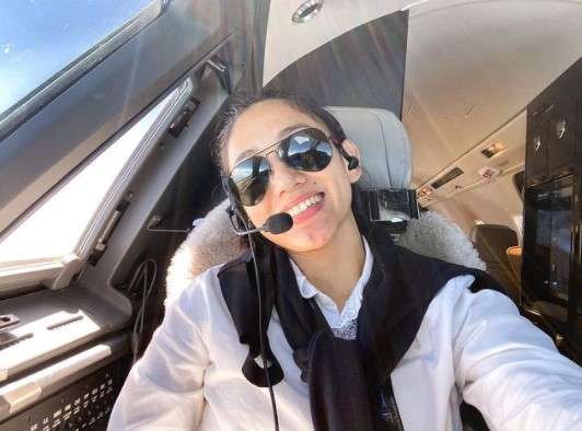 Athira Farina pilot cantik