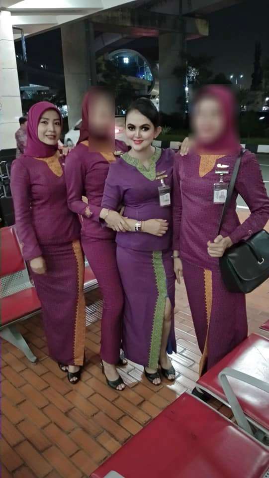 Pramugari Gita (Kiri) dan Nyi Denok
