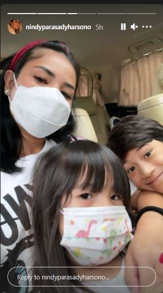 Nindy Ayunda dan kedua anaknya