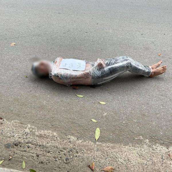 Selain diikat di pohon, dia juga dibiarkan tergeletak di jalanan.