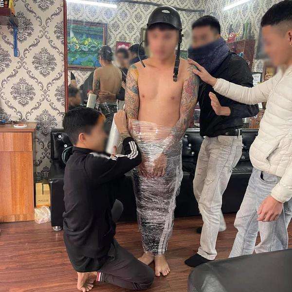 Kurang bayar, pemuda itu dijemput paksa dan diberi hukuman.
