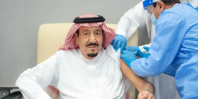Raja Salman menerima vaksin