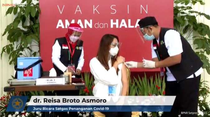 dr Reisa terima suntik vaksin