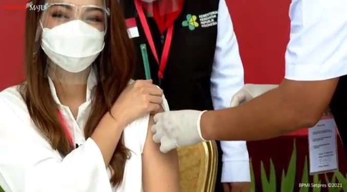 dr Reisa terima suntik vaksin