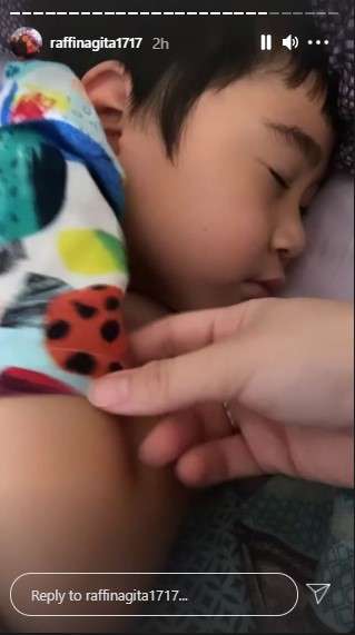 Nagita membangunkan Rafathar