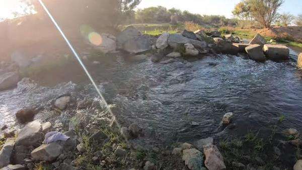 Sungai mengalir deras dengan air melimpah di tengah gurun pasir di Arab Saudi.