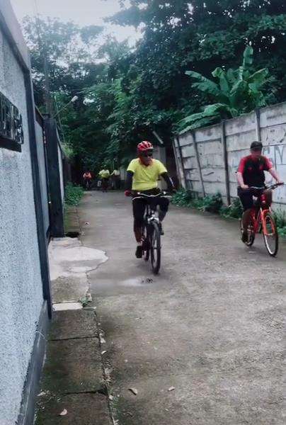 Rombongan pesepeda auto balik arah setelah tahu jalannya buntu.