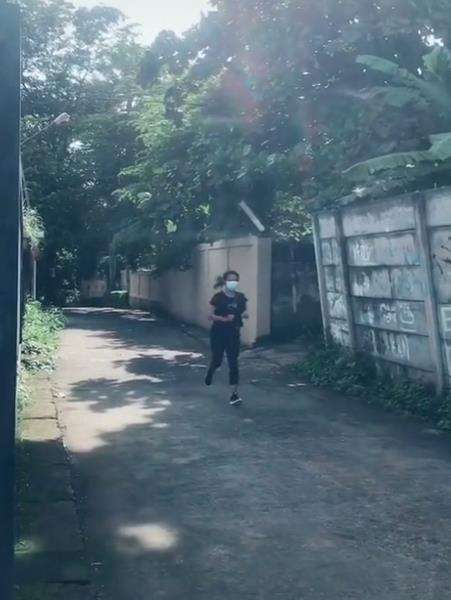 Cewek yang jogging bukan jalan, tapi lari karena ujung jalan itu kuburan.