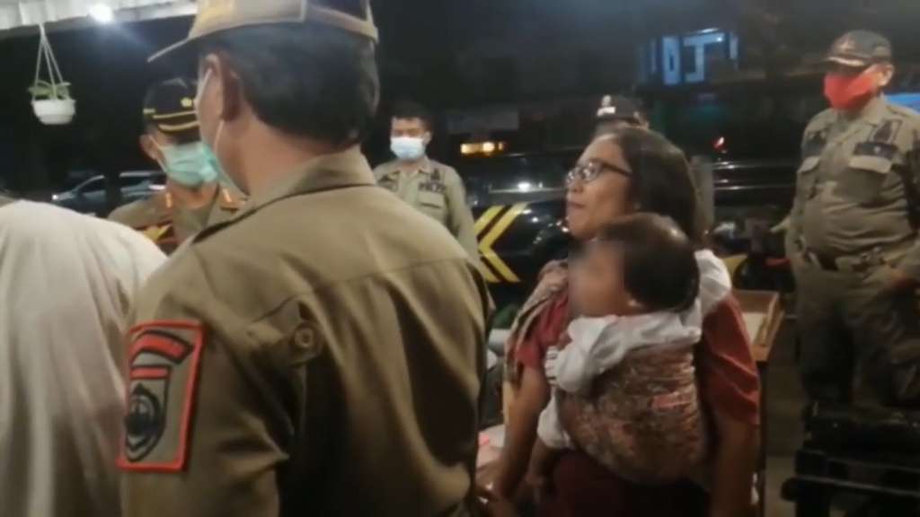 ibu ibu berdebat