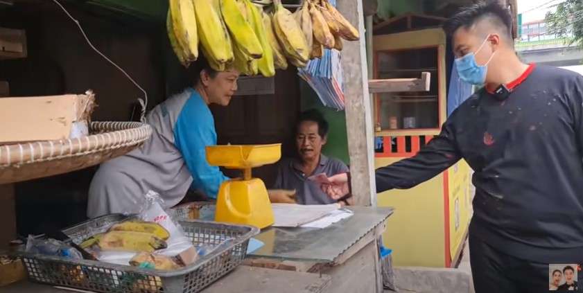 Baim Wong saat memborong burung Baim Wong saat memborong burung