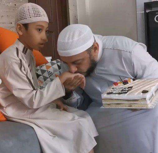 Syekh Ali Jaber cium tangan Naja saat bocah itu ulang tahun.