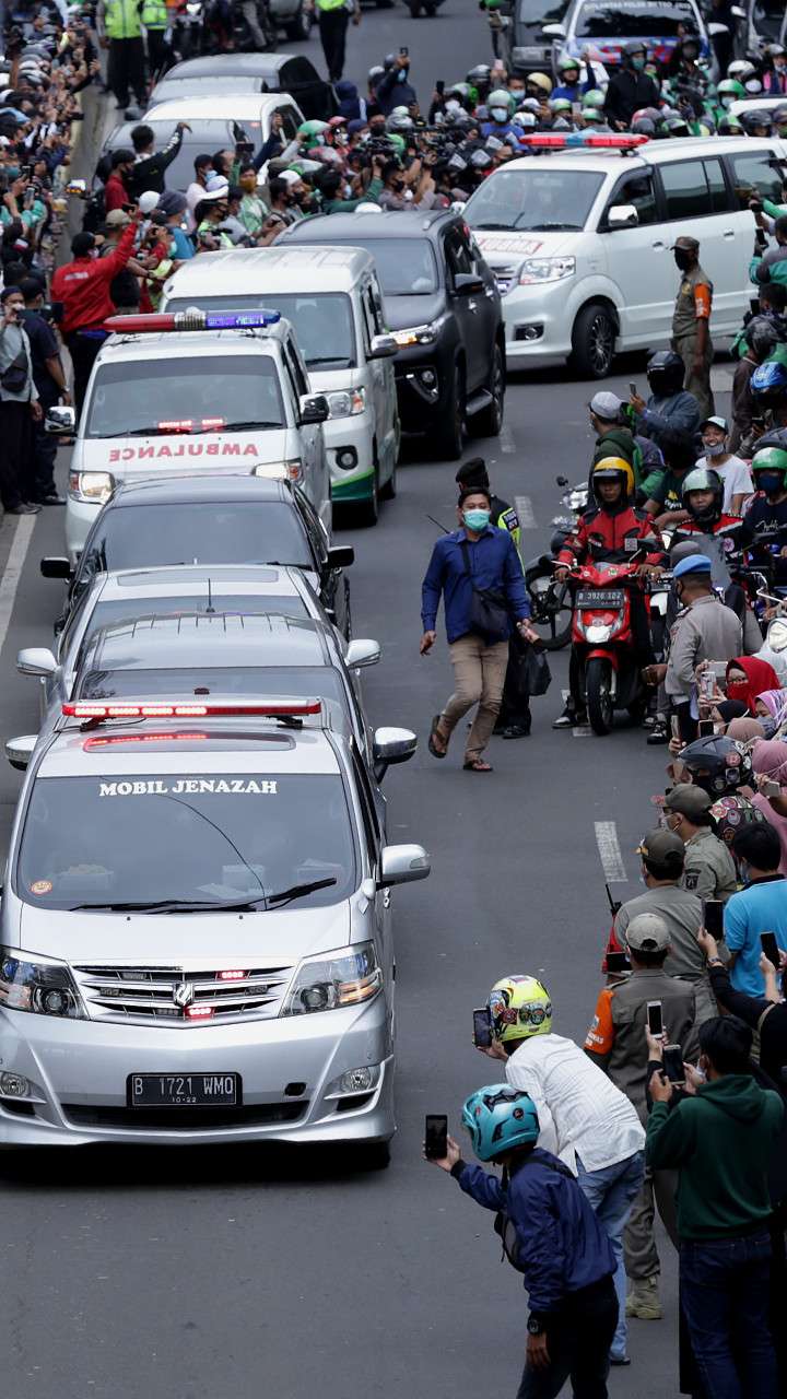 picture first warga melihat iring-iringan jenazah syeh ali jaber (by deki prayoga)