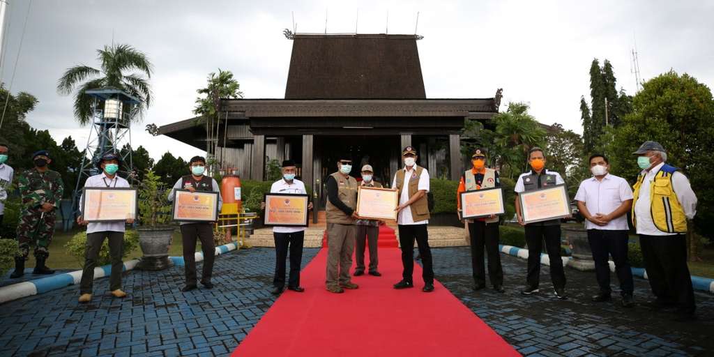 BNPB menyerahkan bantuan dana