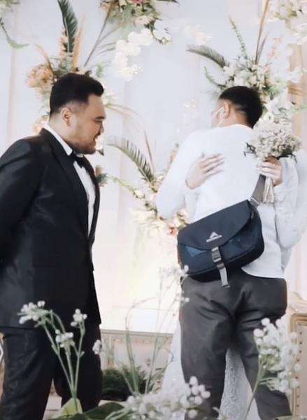 Istri peluk mantan di depan mata suami.