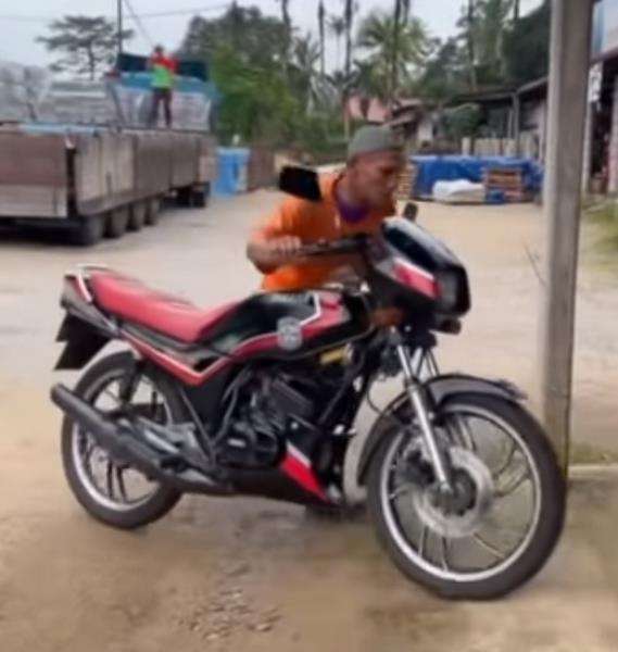 Menolak tawaran Rp173,8 juta untuk motor jadul keluaran 1985.