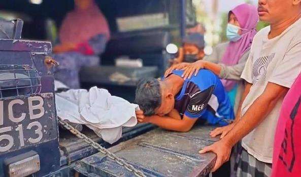 Sahabat korban tak kuasa menahan tangis.