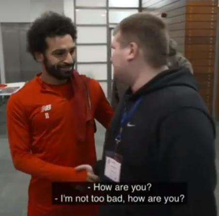 Mohamed Salah menyapa Mike dan Stephen di ruang ganti.