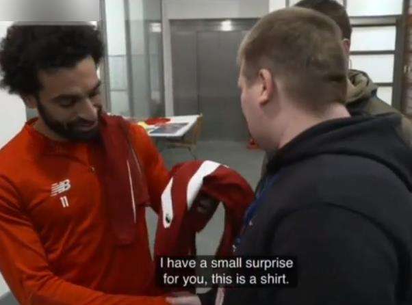 Mike dan Stephen mendapat kenangan dari Salah berupa jersey.