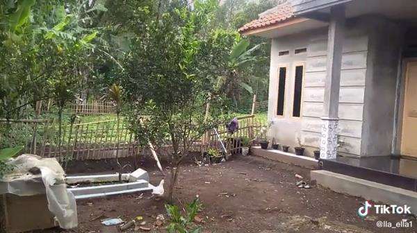 Depan kamarnya ada kuburan sang nenek. Depan kamarnya ada kuburan sang nenek.