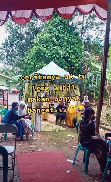 Saking laparnya, dia mengambil makanan banyak-banyak.