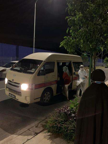 Saudara-saudaranya dijemput ambulans untuk menjalani karantina.