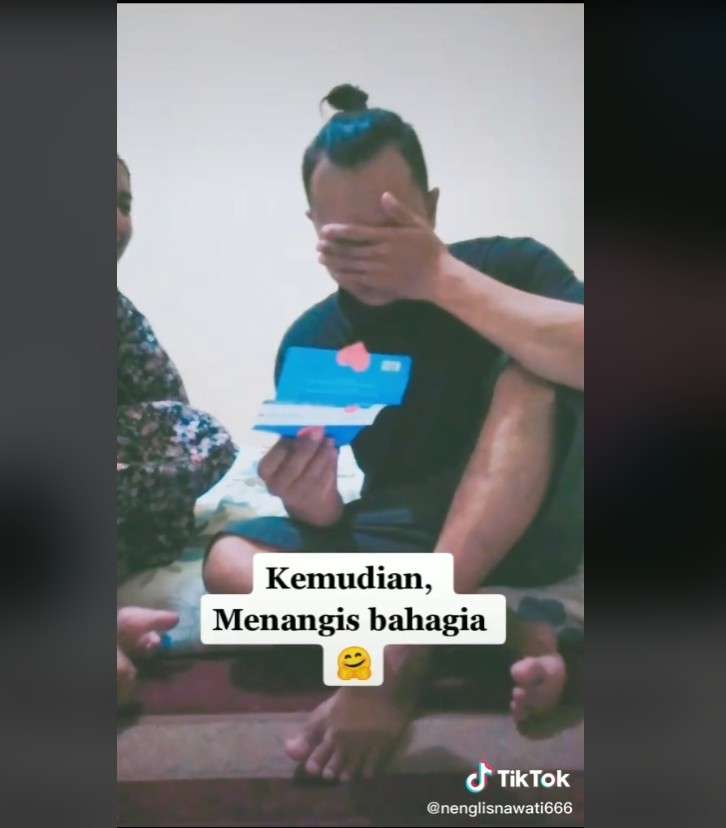 Suami menangis