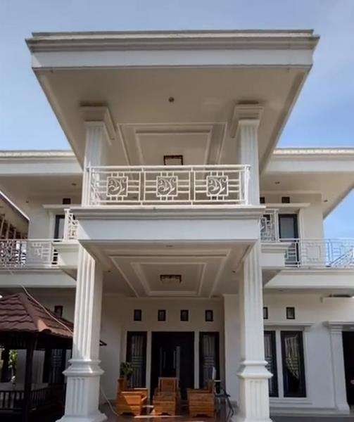 Rumah mentereng bak istana.