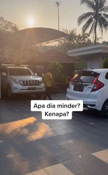 Mobil mewah berjejer di garasi di halaman rumah.